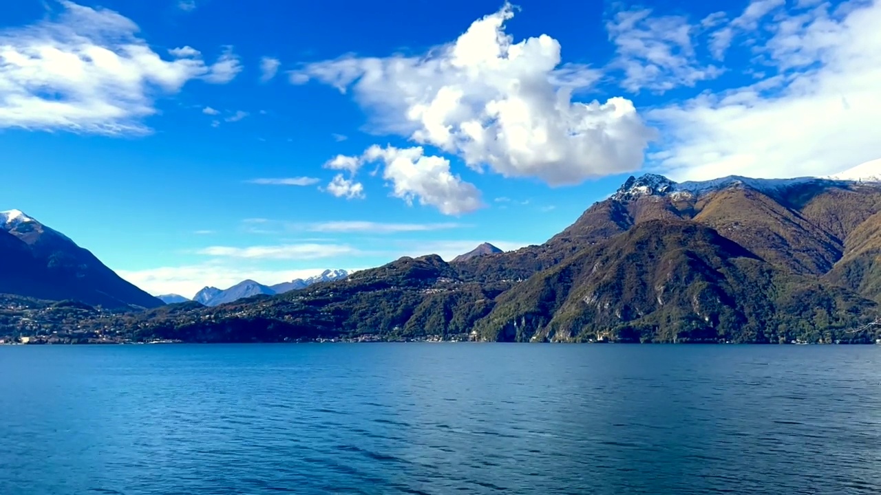 时间推移拍摄的景观在科莫湖与天空和云的背景山。视频素材