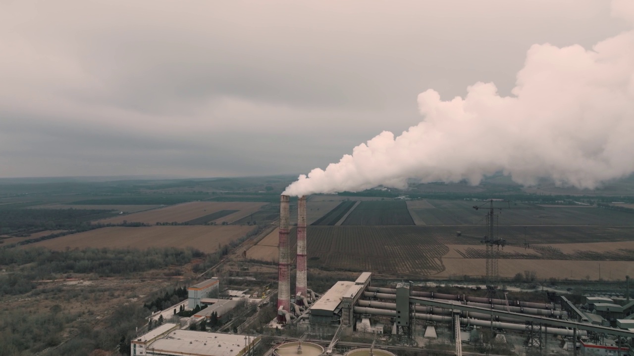 多云日落时的油气石化基地工业和炼油厂鸟瞰图。电影宽动态范围视频素材