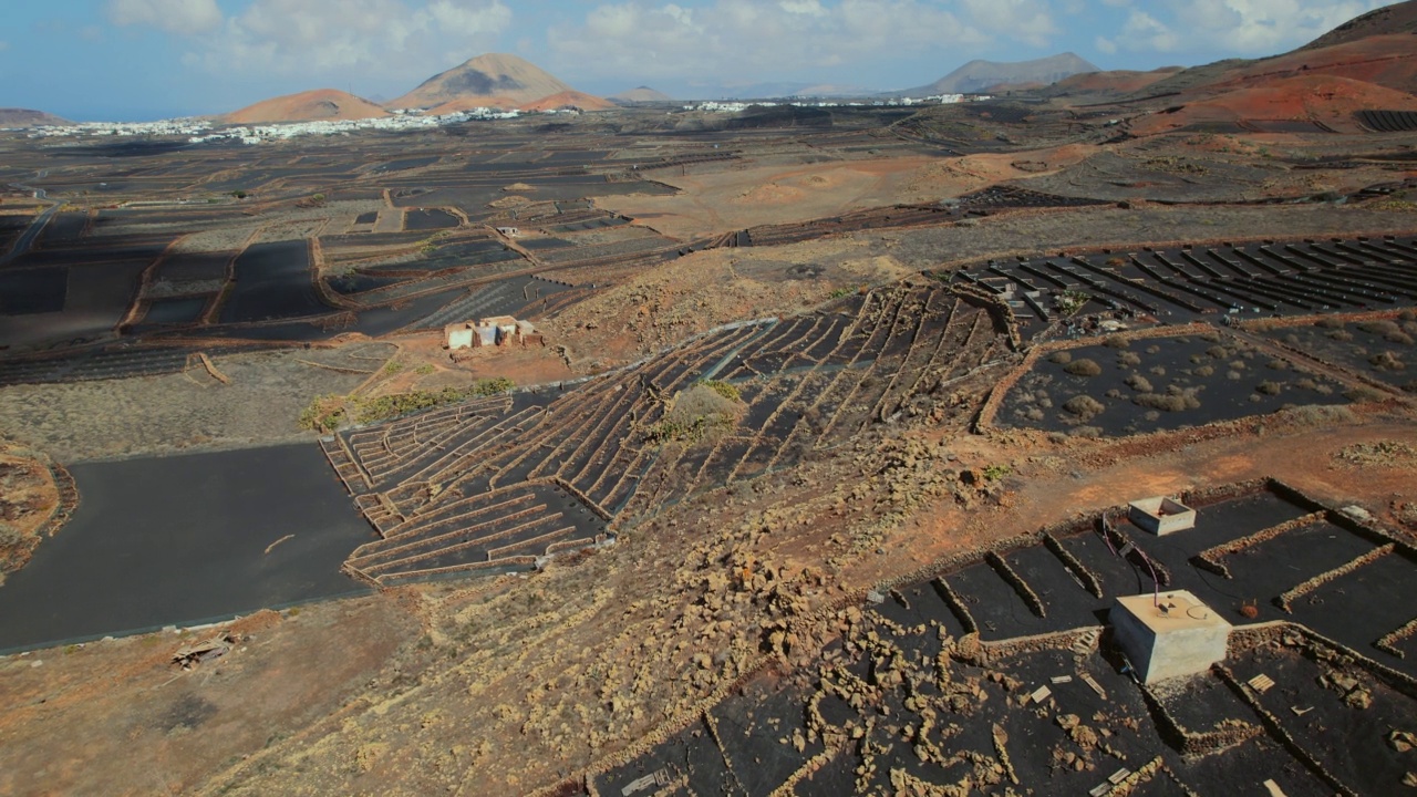 蒂曼法亚国家公园火山景观与农田视频素材