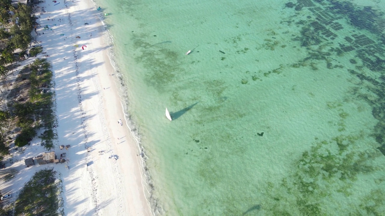 坦桑尼亚桑给巴尔海岸附近，一艘船漂浮在海面上视频素材