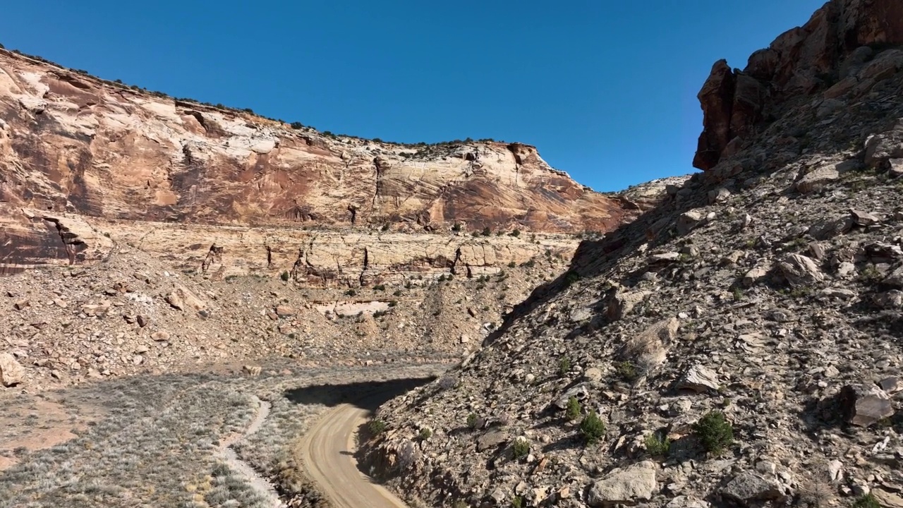 穿越沙漠峡谷，卡车和拖车在犹他州的土路上行驶视频素材