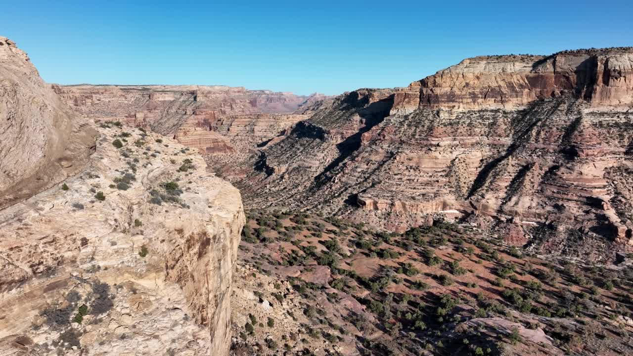 飞越犹他州小大峡谷的沙漠峡谷视频素材