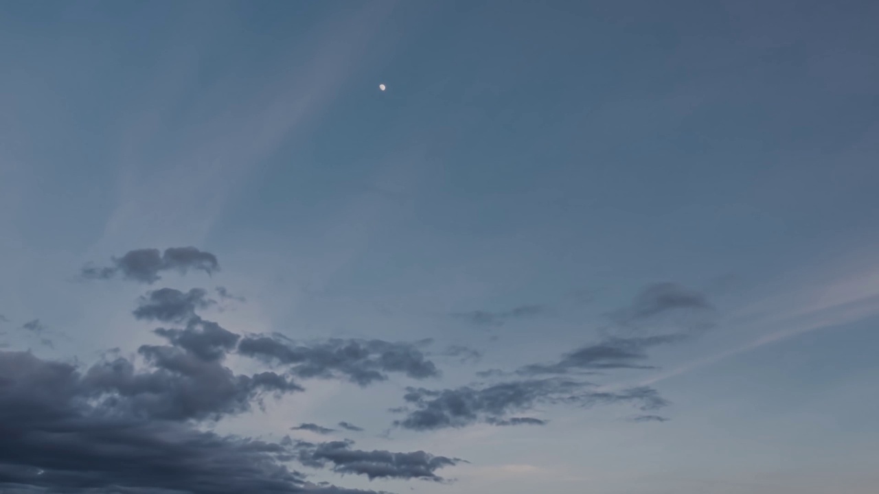 日落时天空中浮云的美丽景色。时间流逝。视频素材