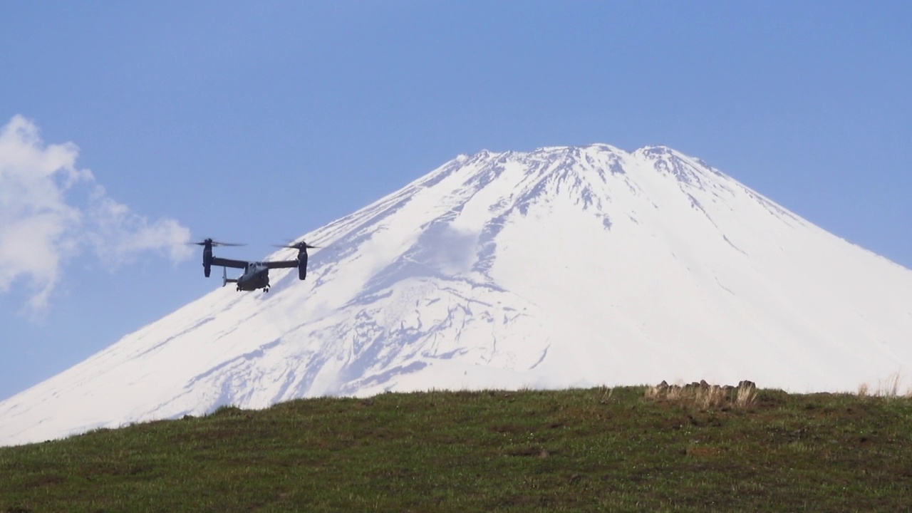 贝尔-波音CV-22B“鱼鹰”倾转旋翼军用飞机在富士山上空飞行视频素材