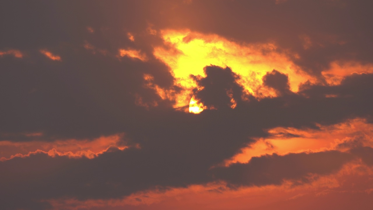 太阳剪影在天空和云在炎热的温度和夏季的背景视频素材