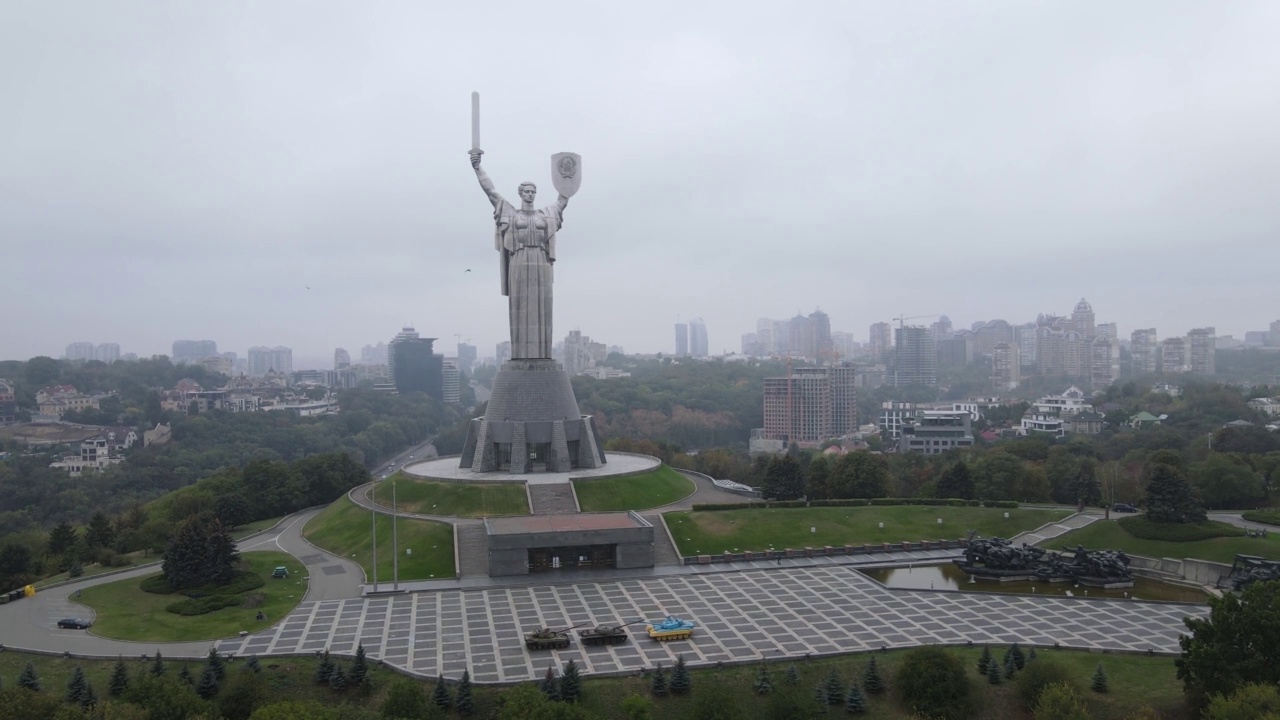 乌克兰首都基辅，秋天的鸟瞰图:祖国纪念碑。基辅视频素材