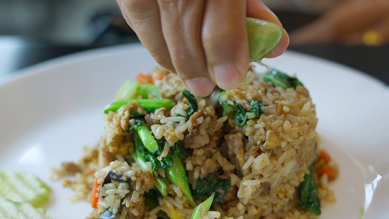 慢动作炒饭上挤柠檬汁视频素材