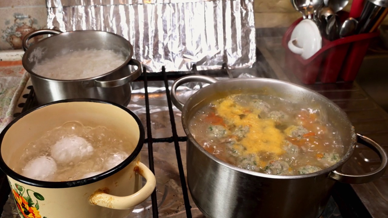 在临时住所或移民家中简陋简陋的厨房里，用煤气炉和锅做饭。视频素材