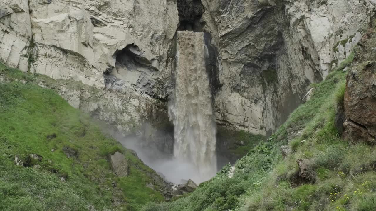 高加索山脉的苏丹瀑布视频素材