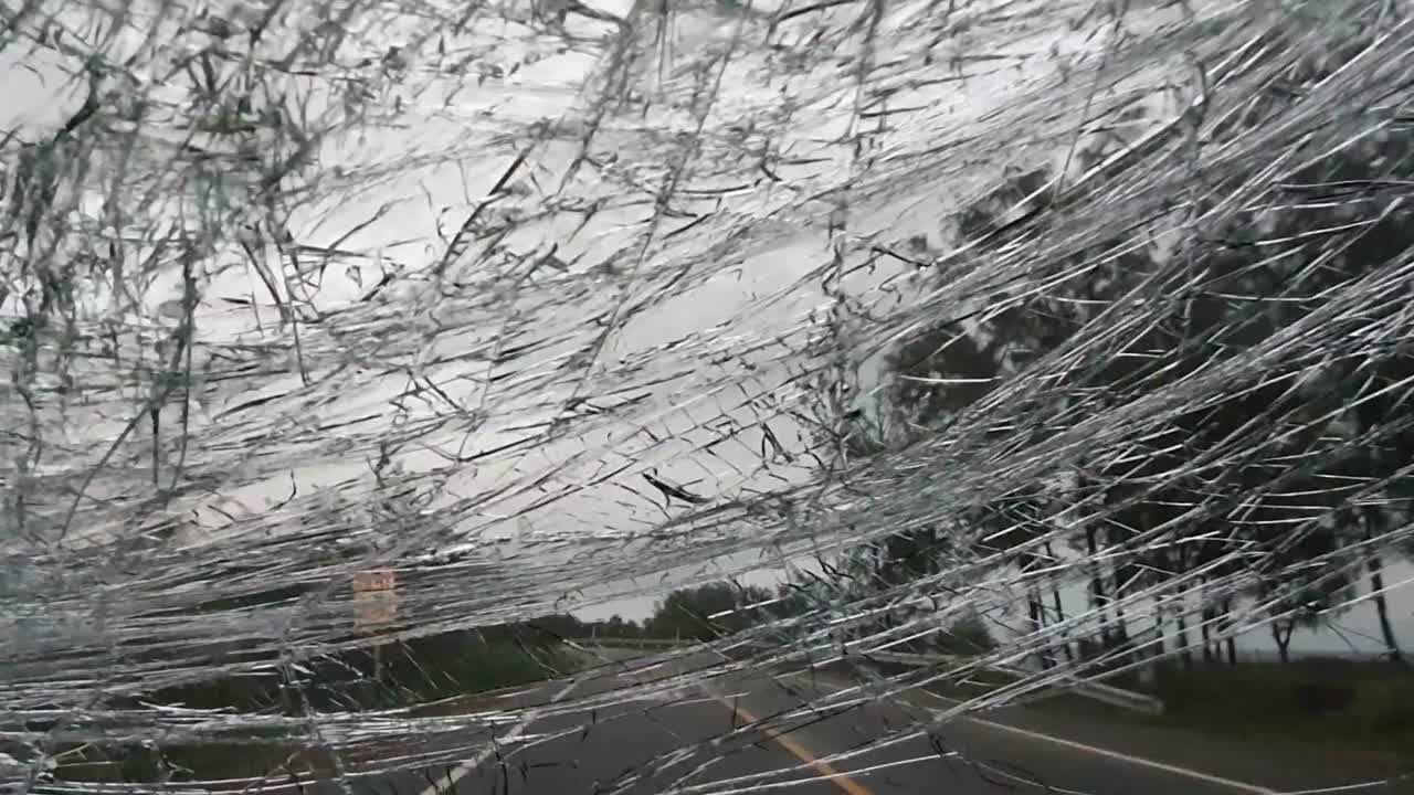 挡风玻璃破碎道路事故视频素材