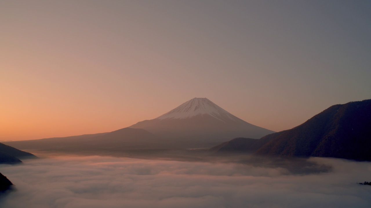 时间的推移-富士山和云海的运动在黎明。Nakanokura通过。视频素材