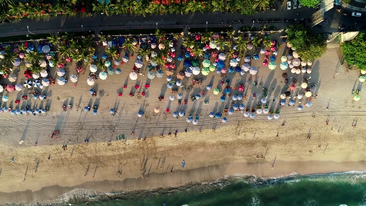 从空中俯视海上冲浪者等待海浪的画面4K视频素材