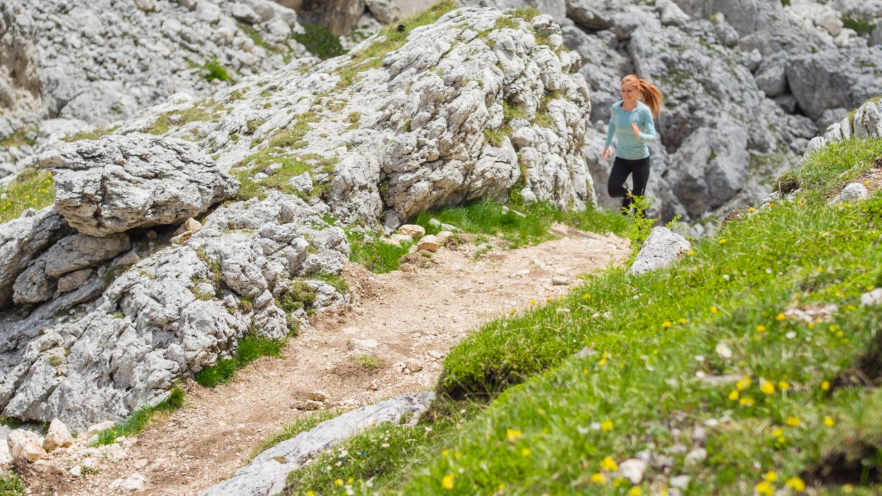 女运动员在山地越野跑视频素材