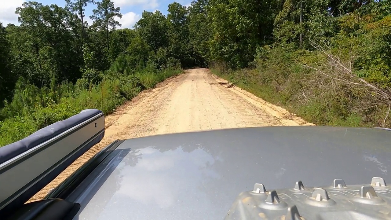 在森林道路上驾驶翻山越岭车辆视频素材