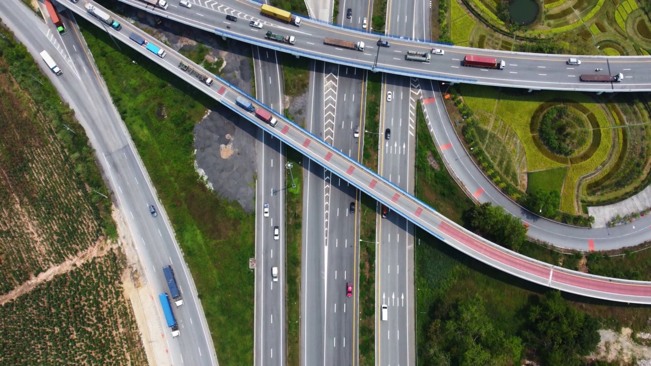 公路上交通的鸟瞰图视频素材