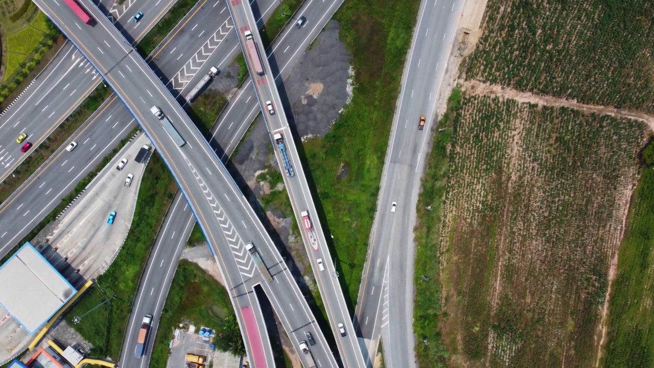 公路上交通的鸟瞰图视频素材