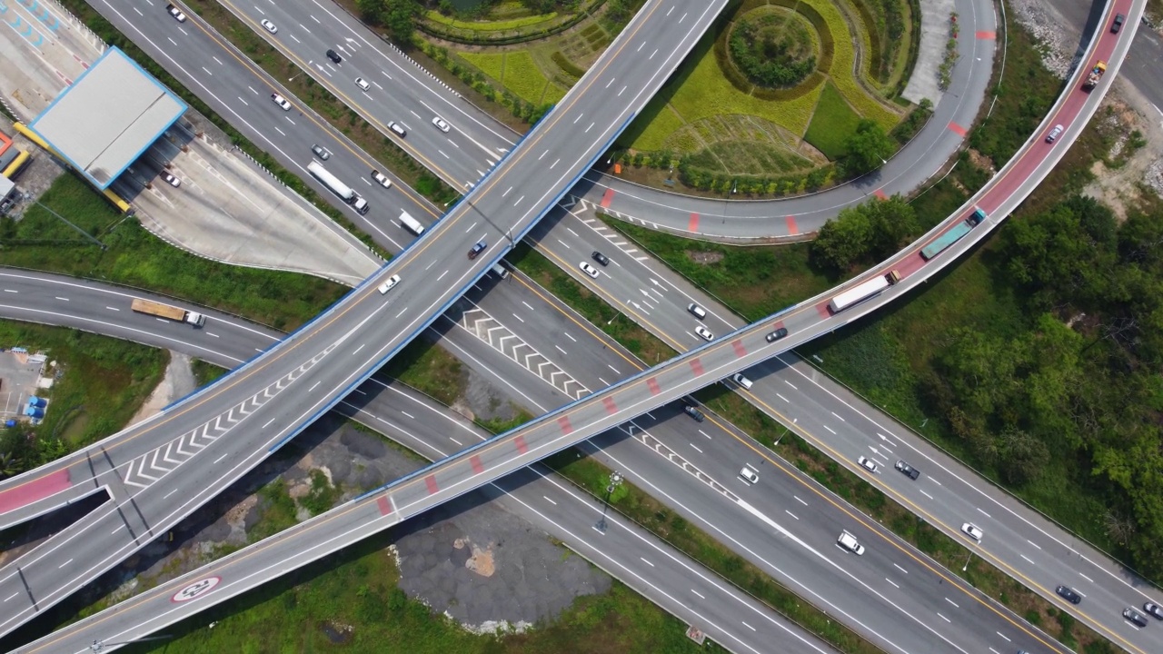 公路上交通的鸟瞰图视频素材