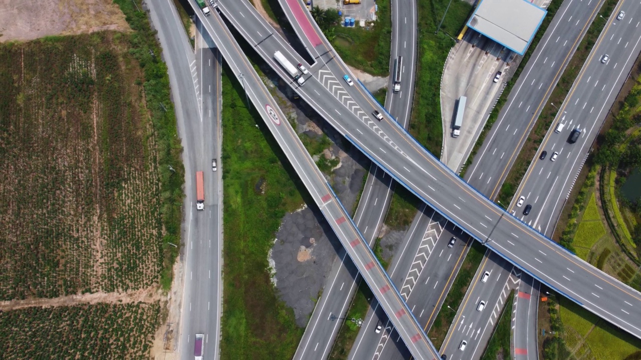 公路上交通的鸟瞰图视频素材