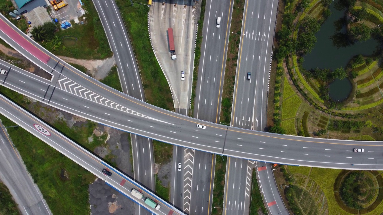 公路上交通的鸟瞰图视频素材