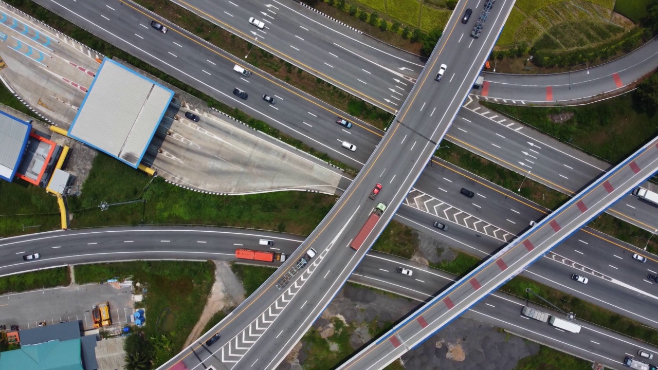 公路上交通的鸟瞰图视频素材