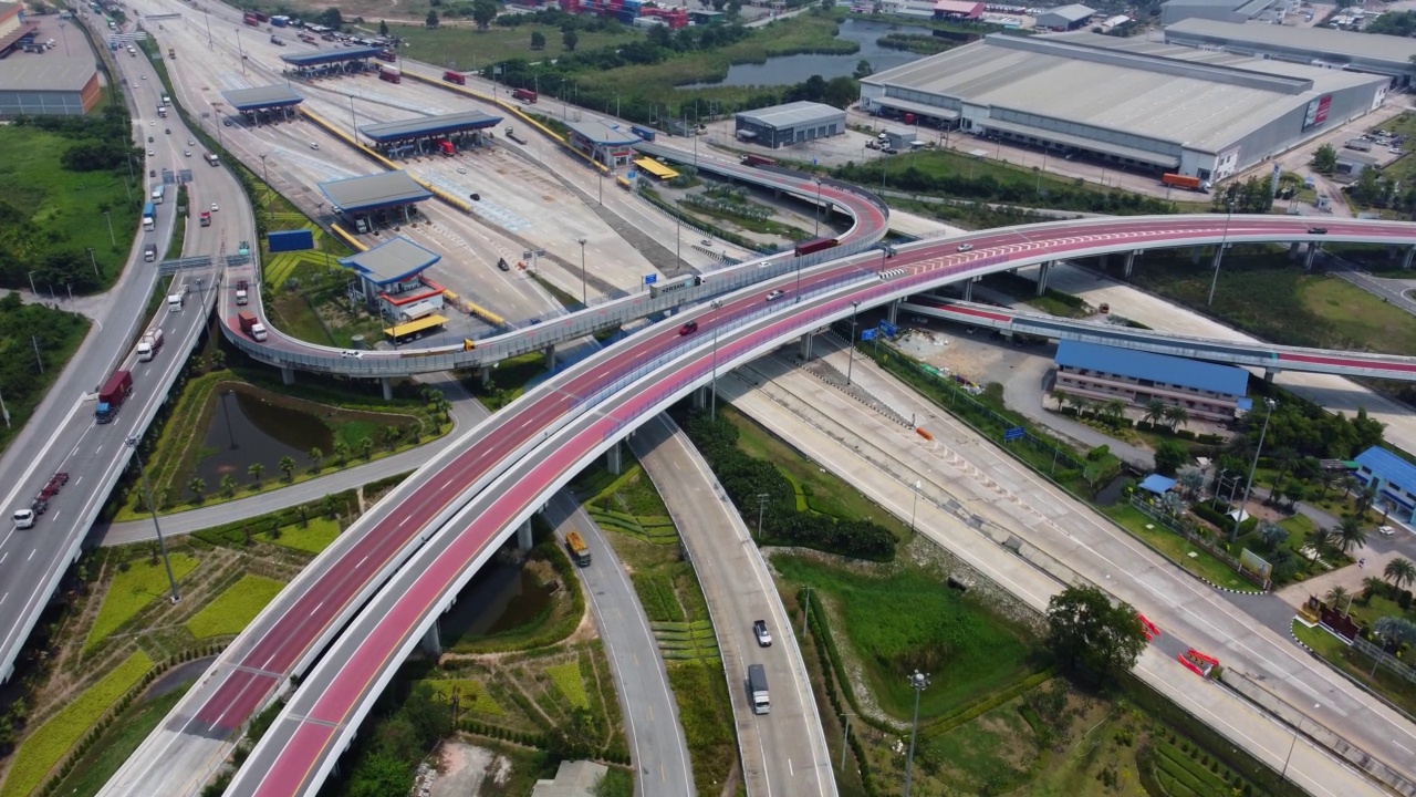 公路上交通的鸟瞰图视频素材