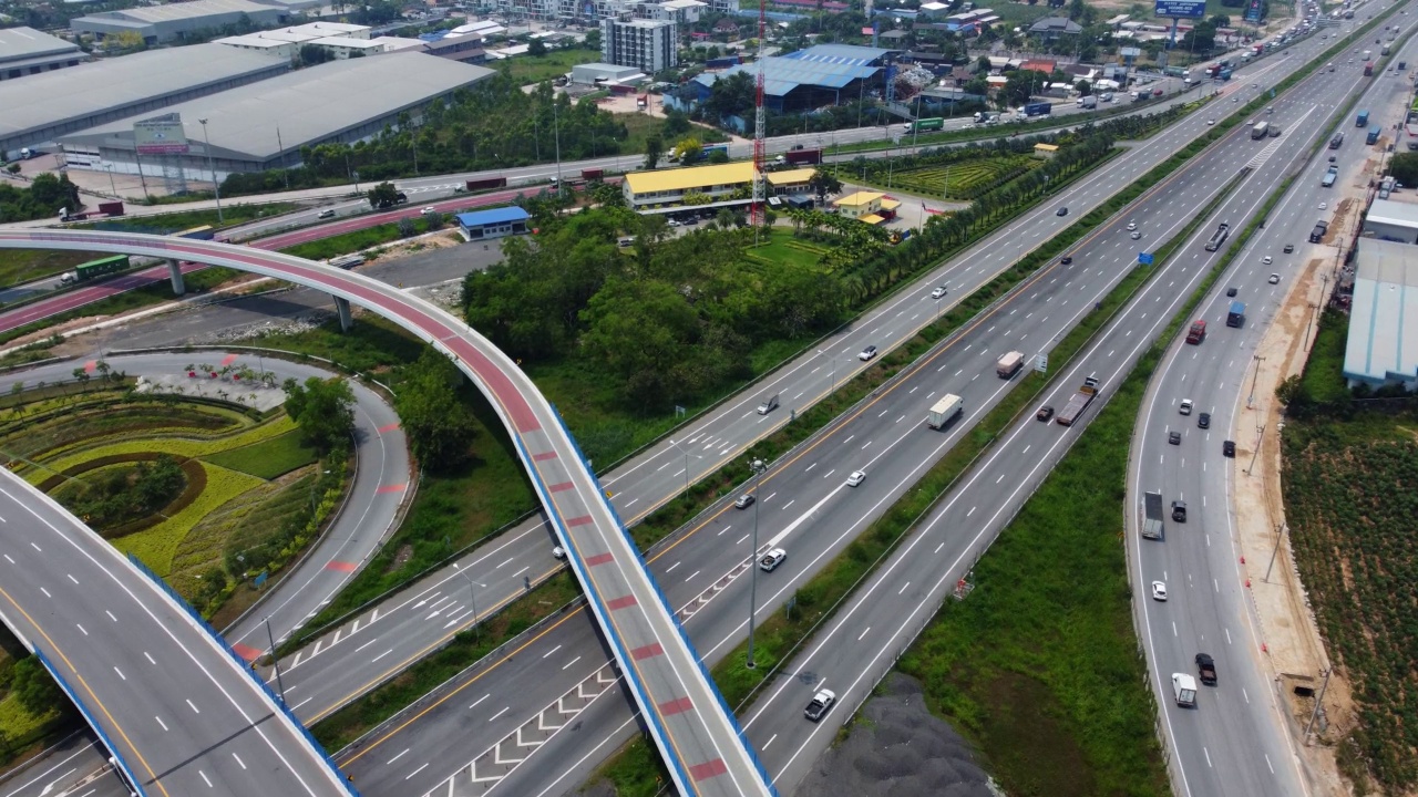 公路上交通的鸟瞰图视频素材