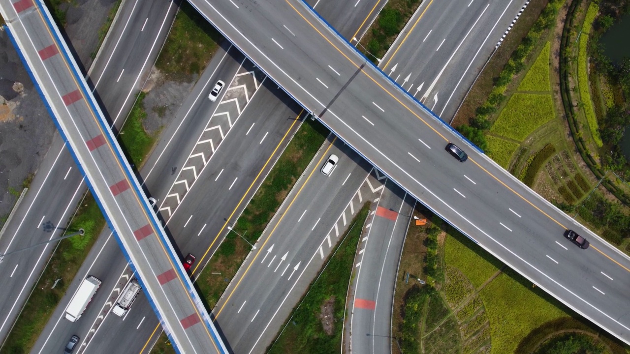 公路上交通的鸟瞰图视频素材