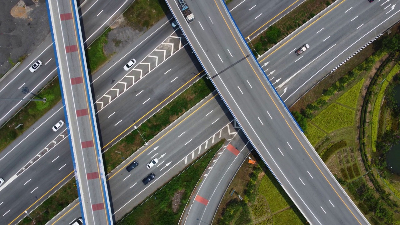 公路上交通的鸟瞰图视频素材