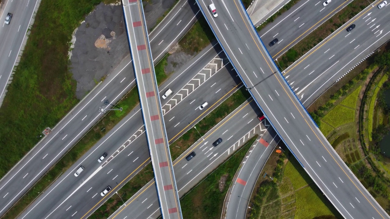 公路上交通的鸟瞰图视频素材