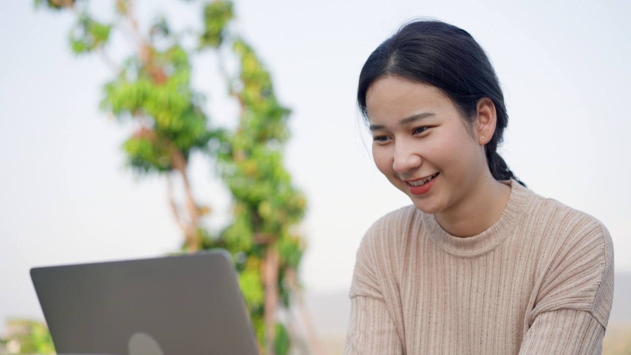 快乐的女性在户外工作视频素材