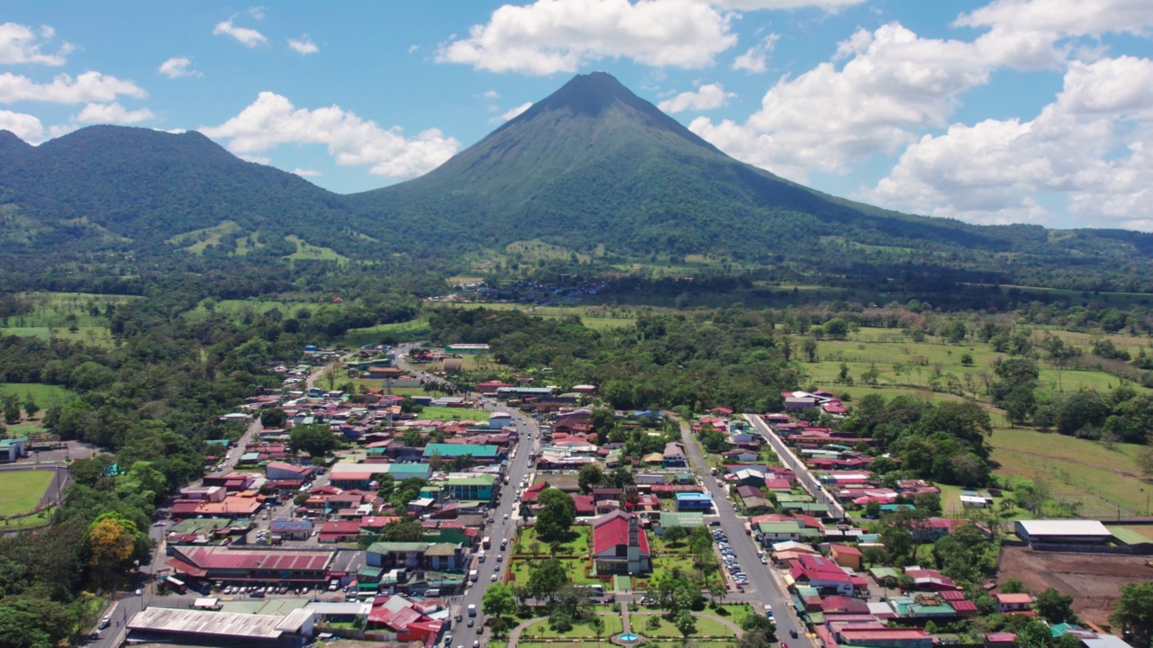 阿雷纳火山和拉福图纳的无人机视图，哥斯达黎加视频素材