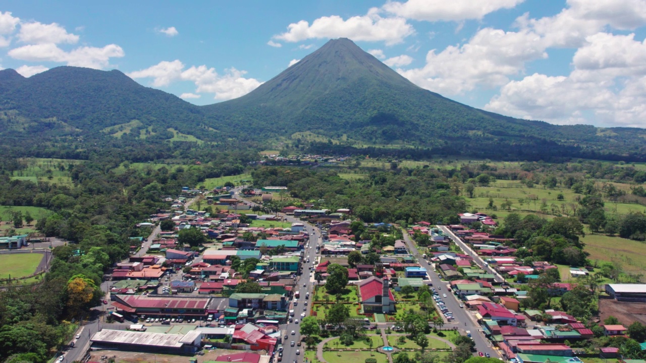 哥斯达黎加的拉福图纳火山和阿雷纳火山视频素材