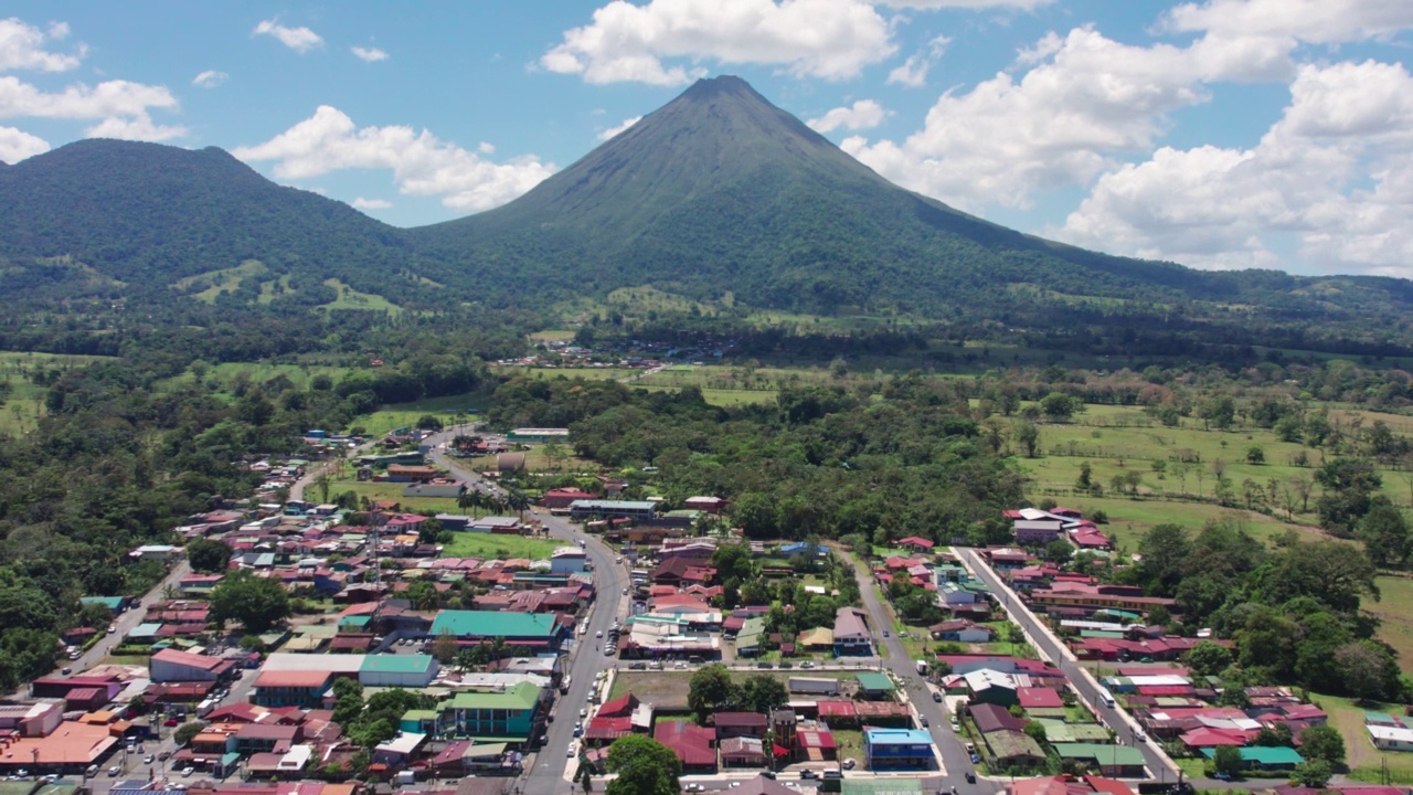 阿雷纳火山和拉福图纳的无人机视图，哥斯达黎加视频素材