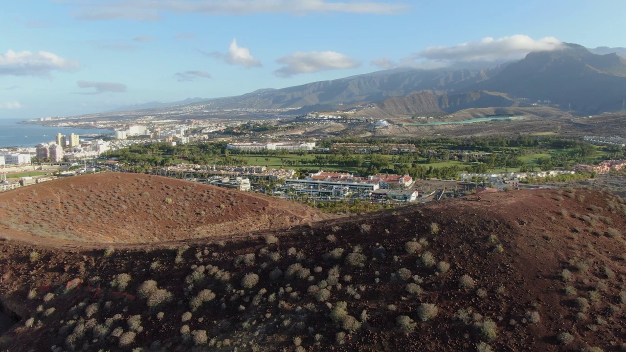 无人机拍摄的蒙大拿Chayofita山，Playa de Las Americas, Tenerife，西班牙视频素材