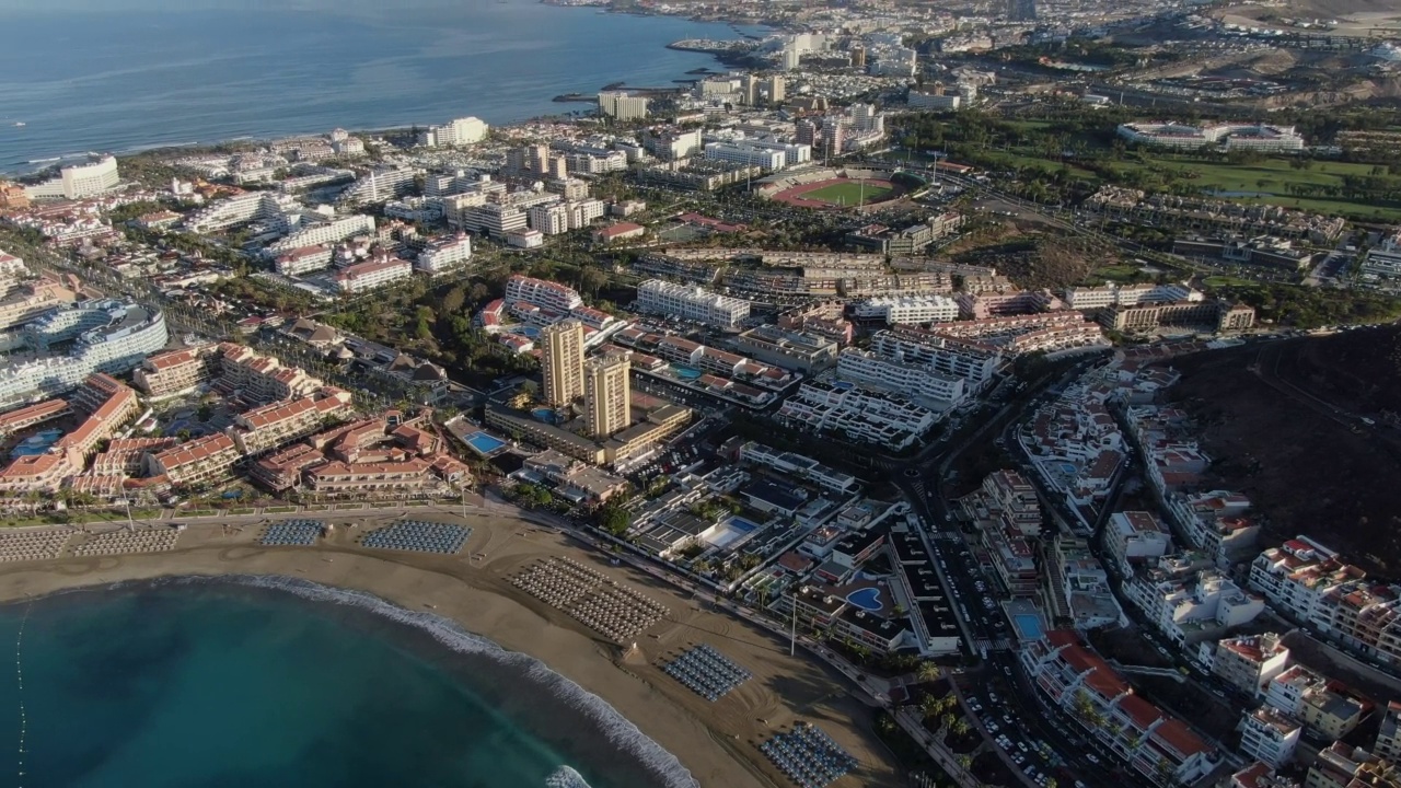 在哥斯达黎加阿德耶，特内里费，加那利群岛的Playa de Las Americas鸟瞰图视频素材