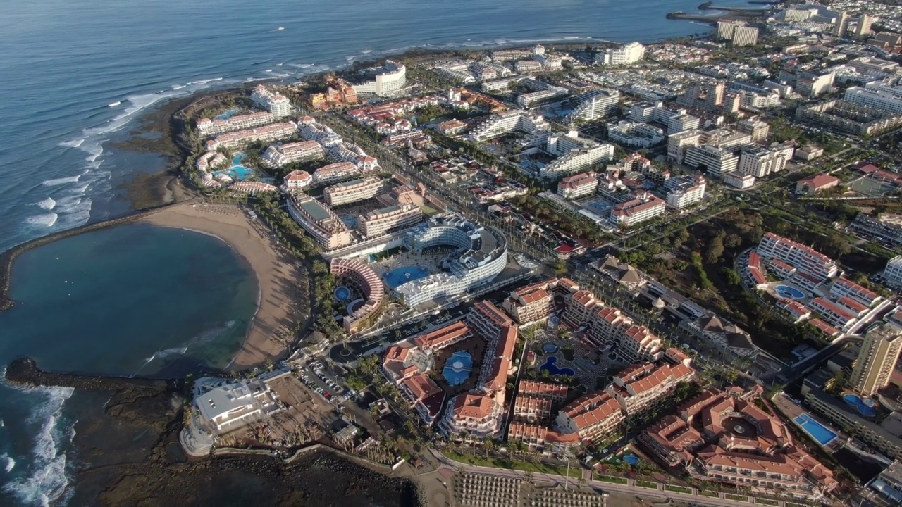 在哥斯达黎加阿德耶，特内里费，加那利群岛的Playa de Las Americas鸟瞰图视频素材