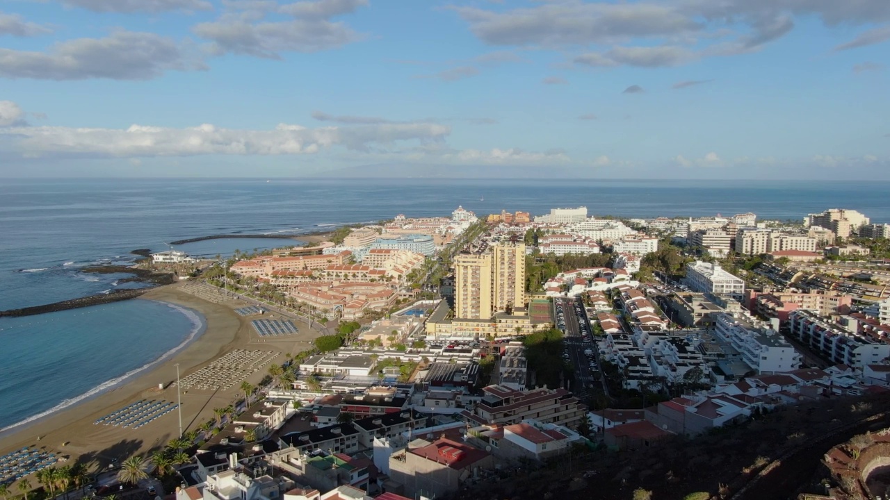 在哥斯达黎加阿德耶，特内里费，加那利群岛的Playa de Las Americas鸟瞰图视频素材