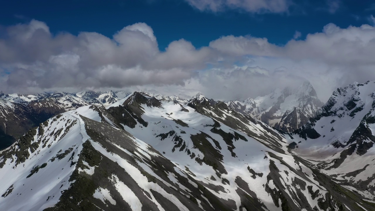 在美丽的雪峰和冰川上飞越山云。视频素材