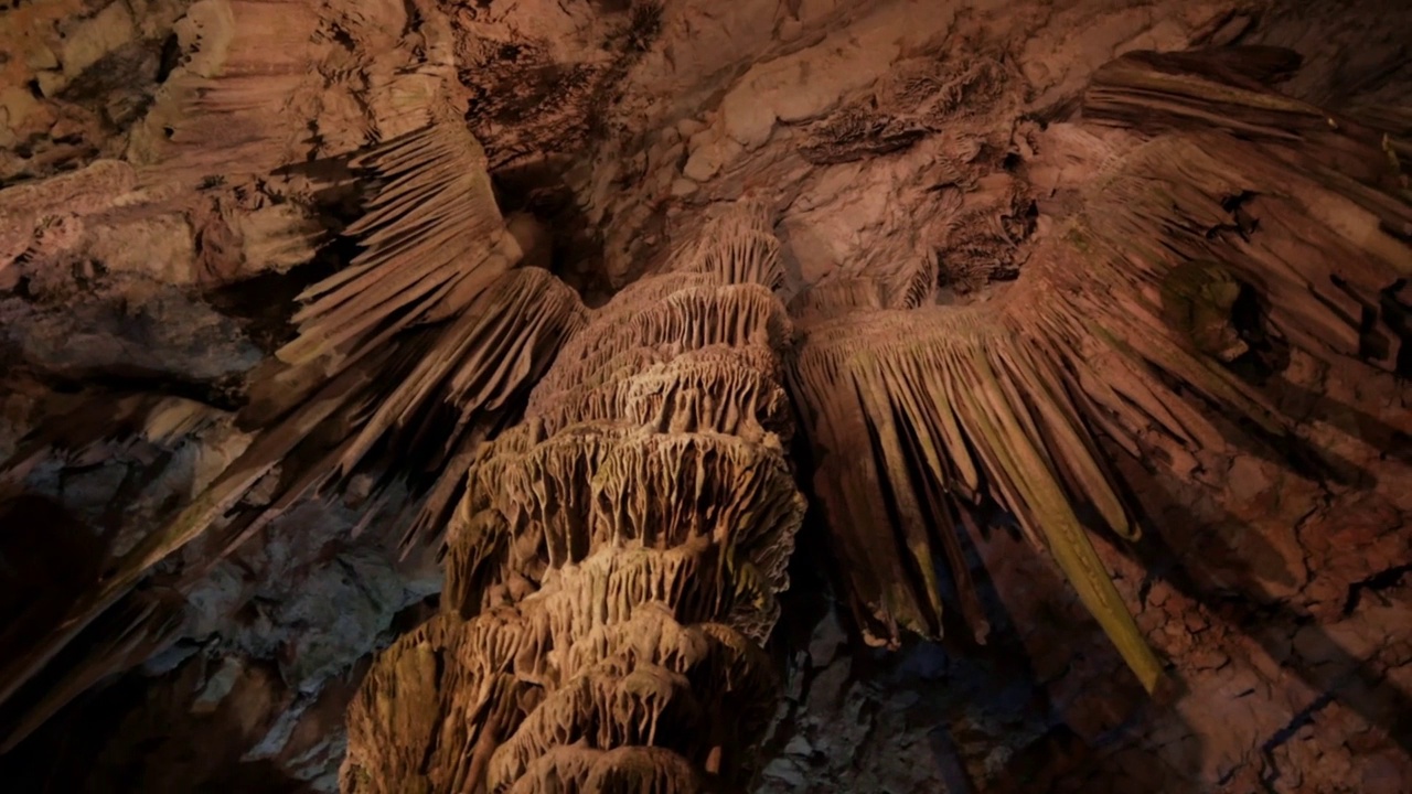 抬头看看圣迈克尔洞穴。直布罗陀海峡视频素材