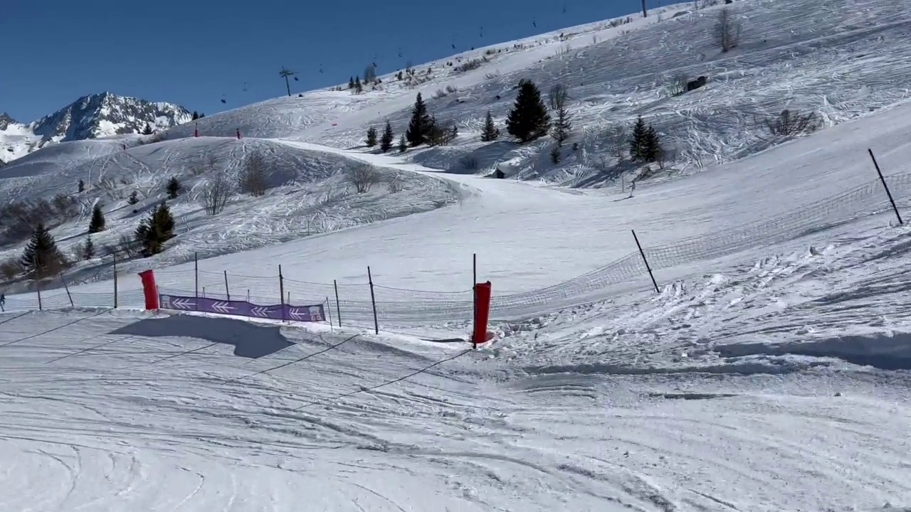 滑雪视频在一个有趣的公园在法国阿尔卑斯山视频素材