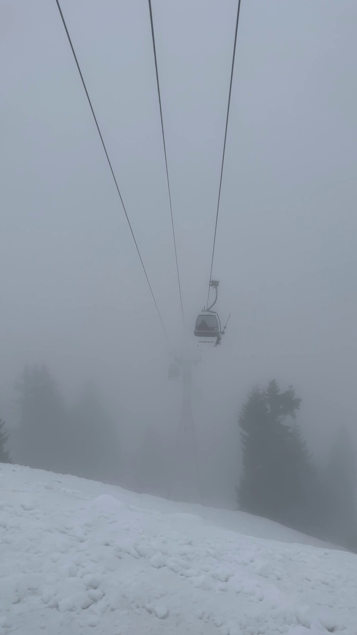 法国阿尔卑斯山大雾天气中的滑雪缆车视频素材