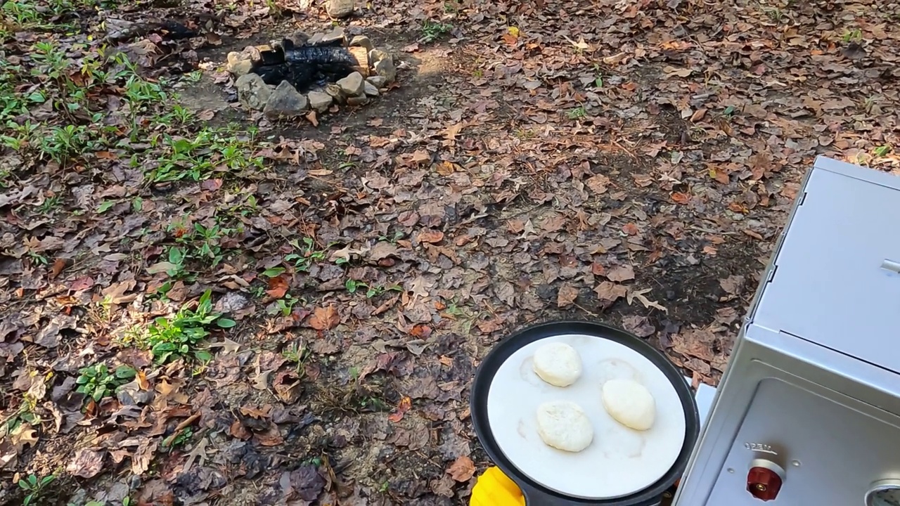 在营地的石器上放着冰冻饼干视频素材