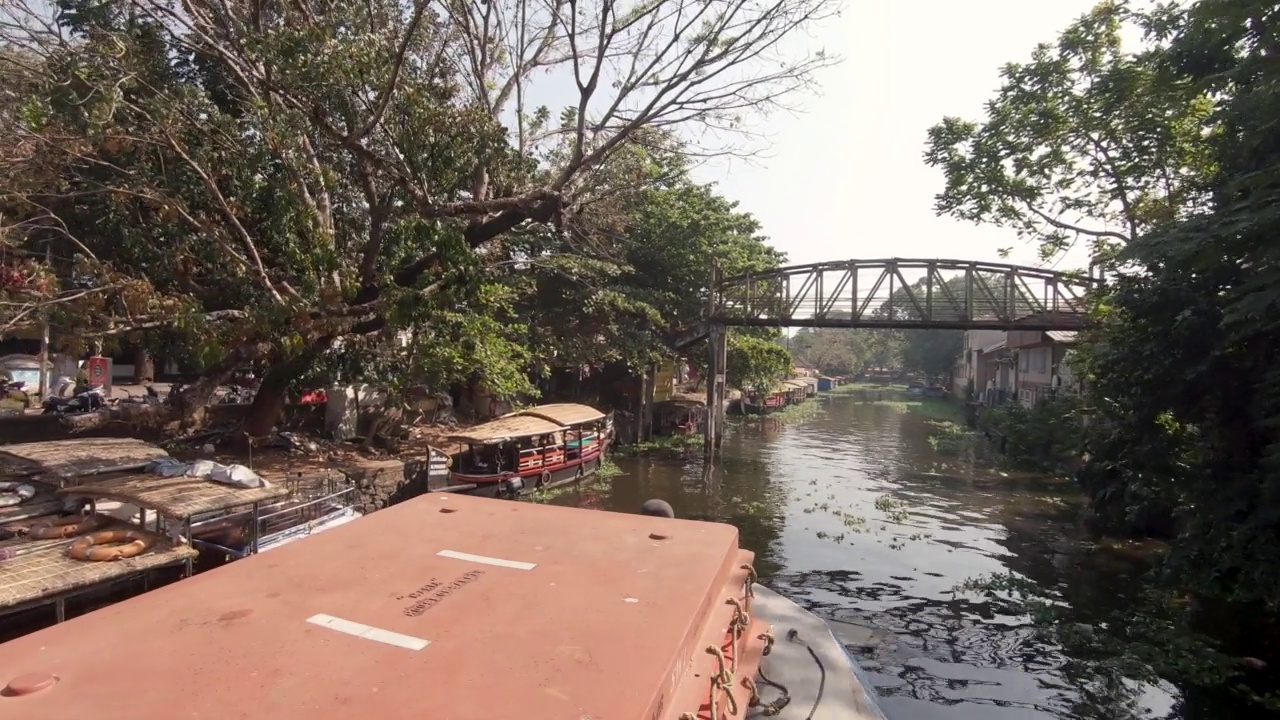 在印度的喀拉拉邦，Alappuzha，划船迷人的运河视频素材