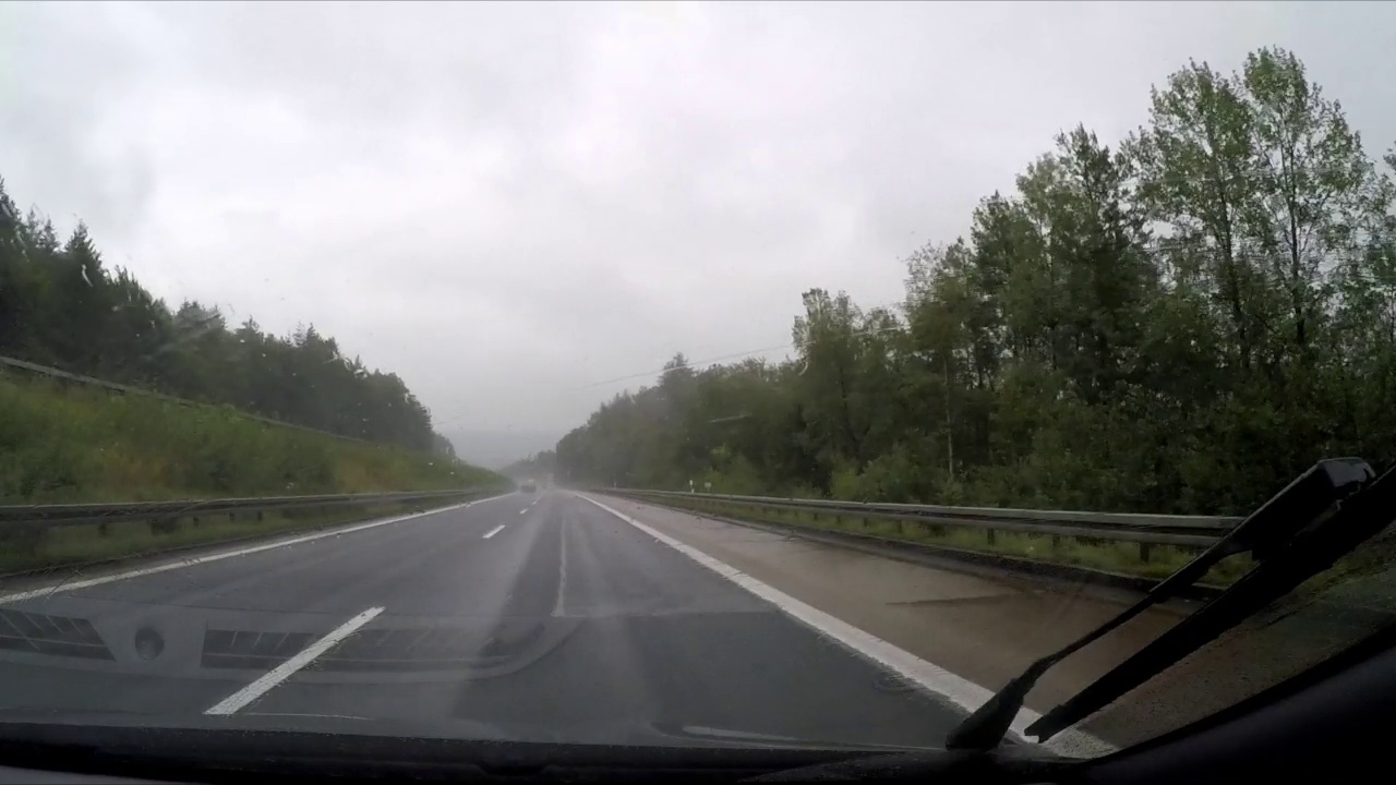 在雨中行驶在公路上视频素材