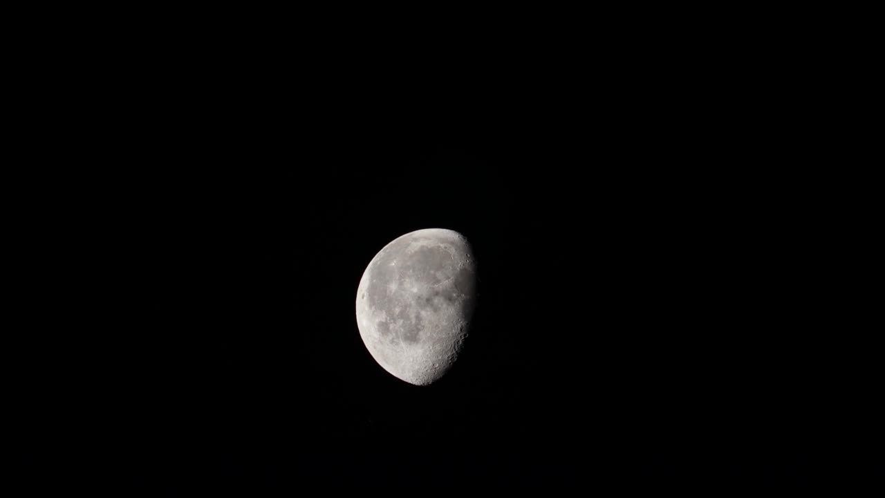 清澈明亮的新月夜景视频素材