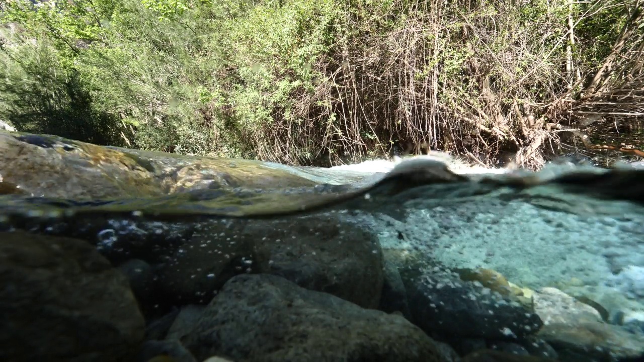 裂射河流水下水源泉时淡水视频素材