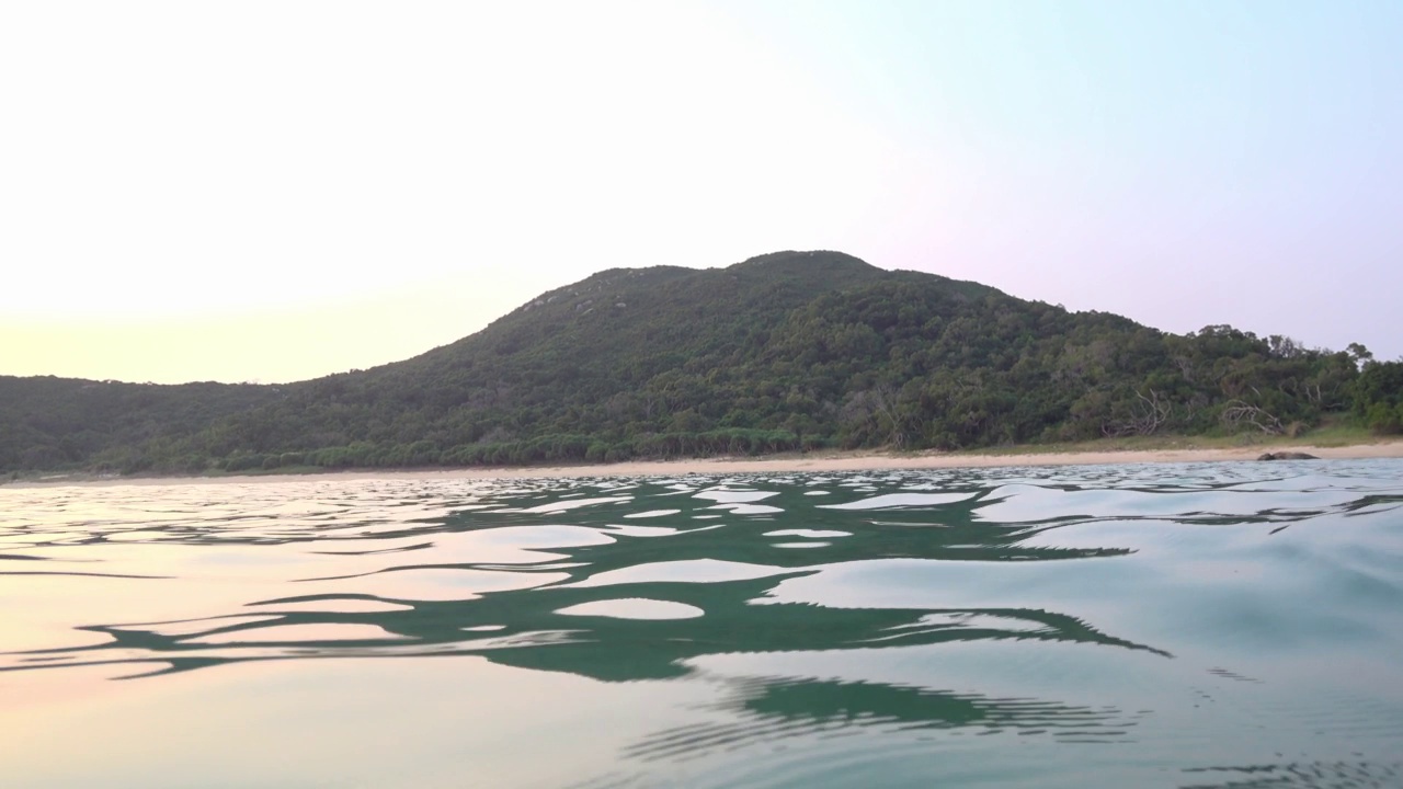 漂浮在水中的视角视频下载