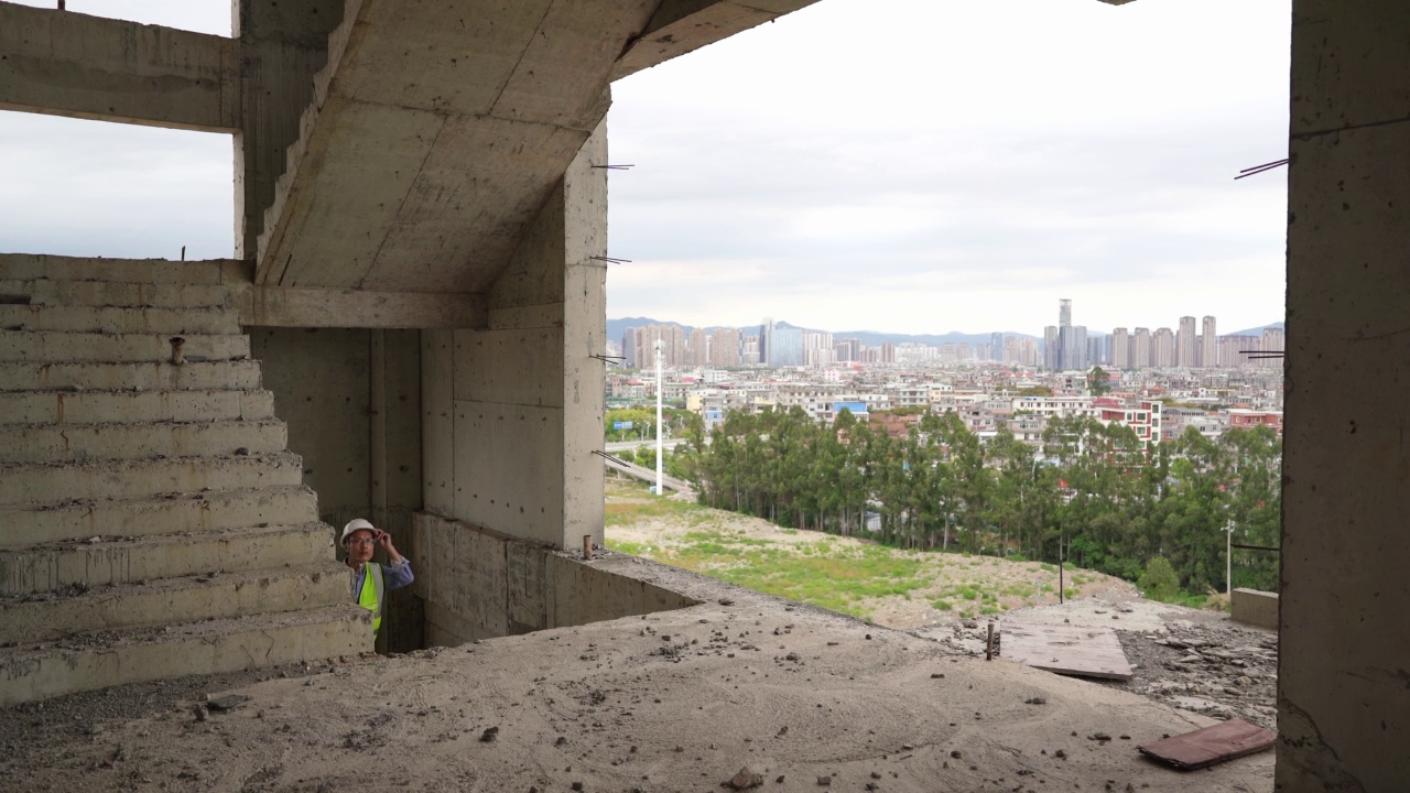 男工程师在未完工的混凝土建筑中检查工作视频素材