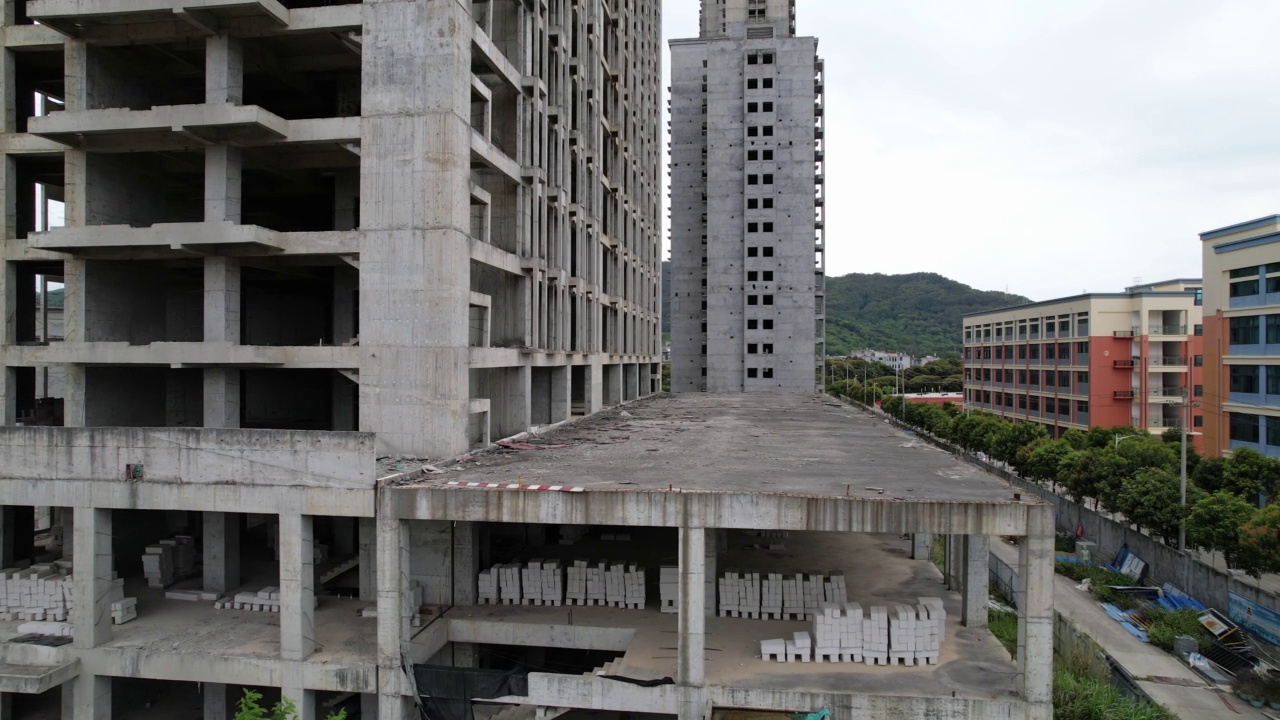 准备装修的大型钢筋混凝土建筑视频素材