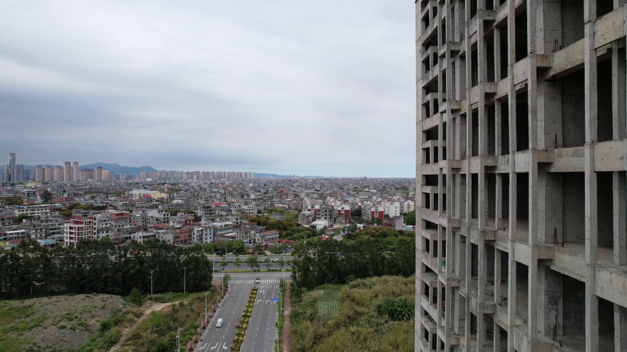 大型钢筋混凝土建筑和城镇风景视频素材